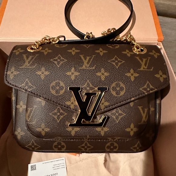 Authentic Louis Vuitton Passy - Picture 9 of 16